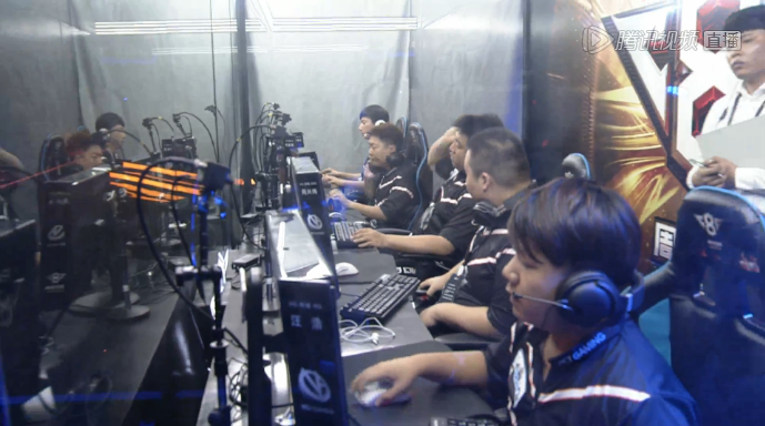 美图特别版：EDG发布全明星颁奖典礼图集