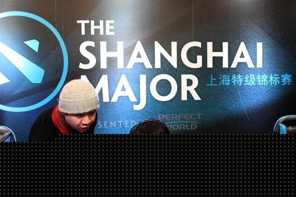 BLG官方分享Elk选手23岁庆生视频：呼！蜡烛一吹，许个愿吧！